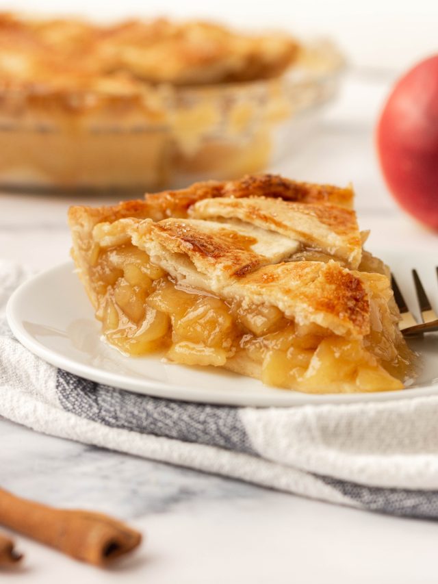 apple pie with fresh apples